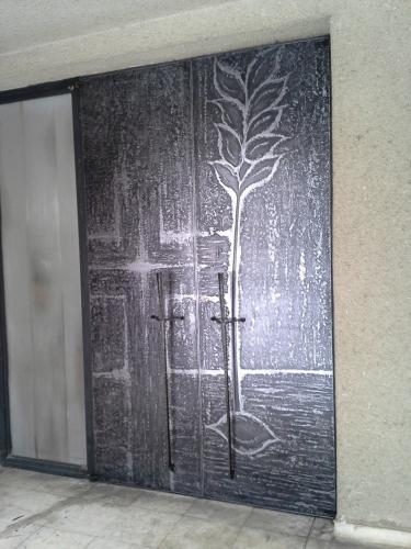 Leptané dveře (restaurované) - smuteční síň v Třebíči
