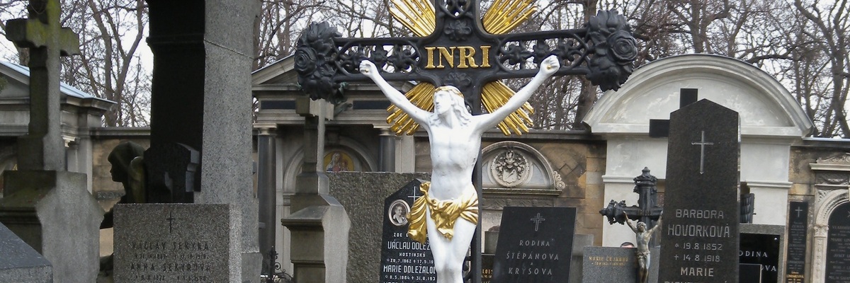 Náhrobní kříž po restaurování- Vyšehradský hřbitov